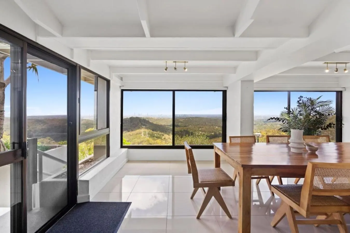 The Retreat Gold Coast Panoramic Views Sleeps 25 Villa Tallai Holiday home