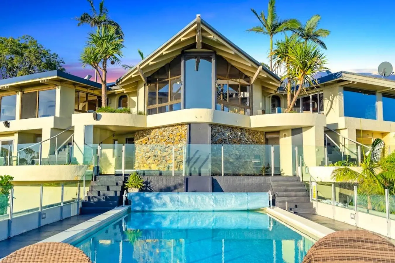 The Retreat Gold Coast Panoramic Views Sleeps 25 Villa Tallai