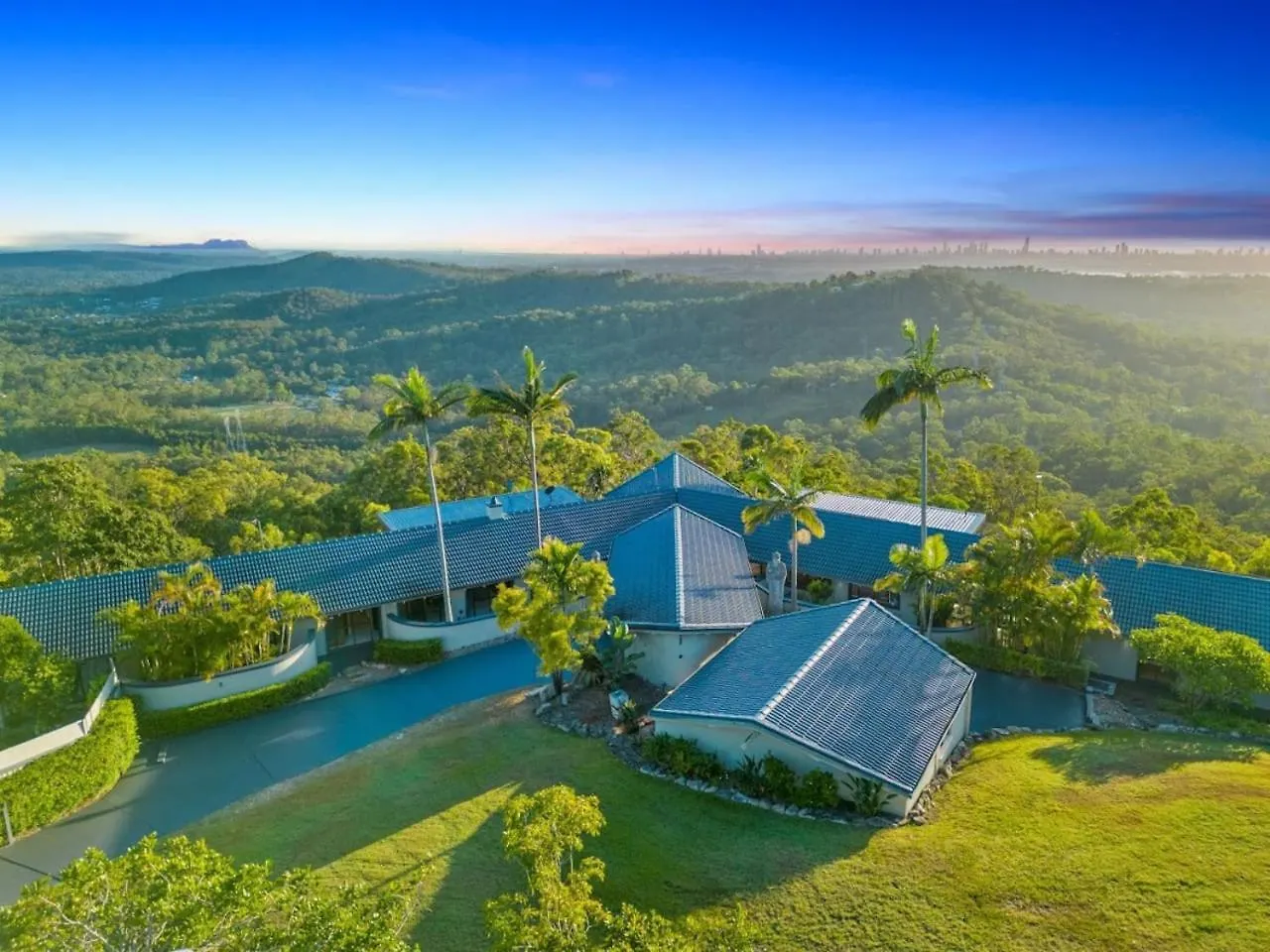The Retreat Gold Coast Panoramic Views Sleeps 25 Villa Tallai